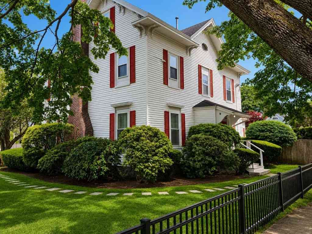 Condo For Sale - 20 Ocean Ave #4<br/> Marblehead, MA 01945