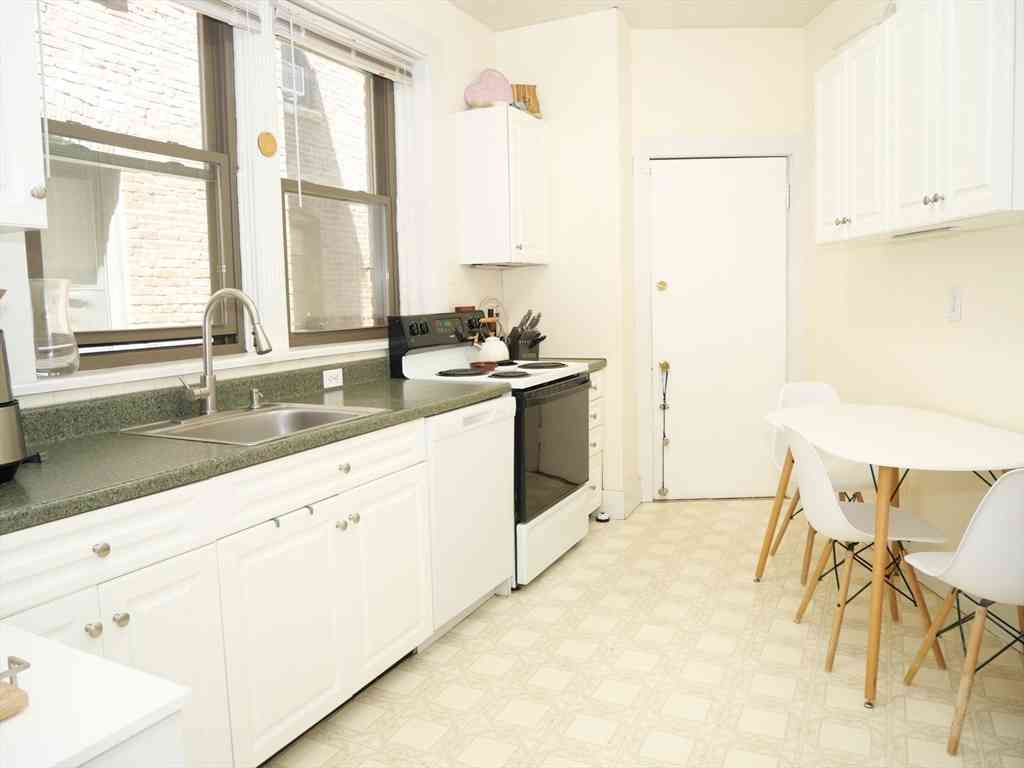 Apartment For Rent - 1390 Beacon #4<br/> Brookline, MA 02446