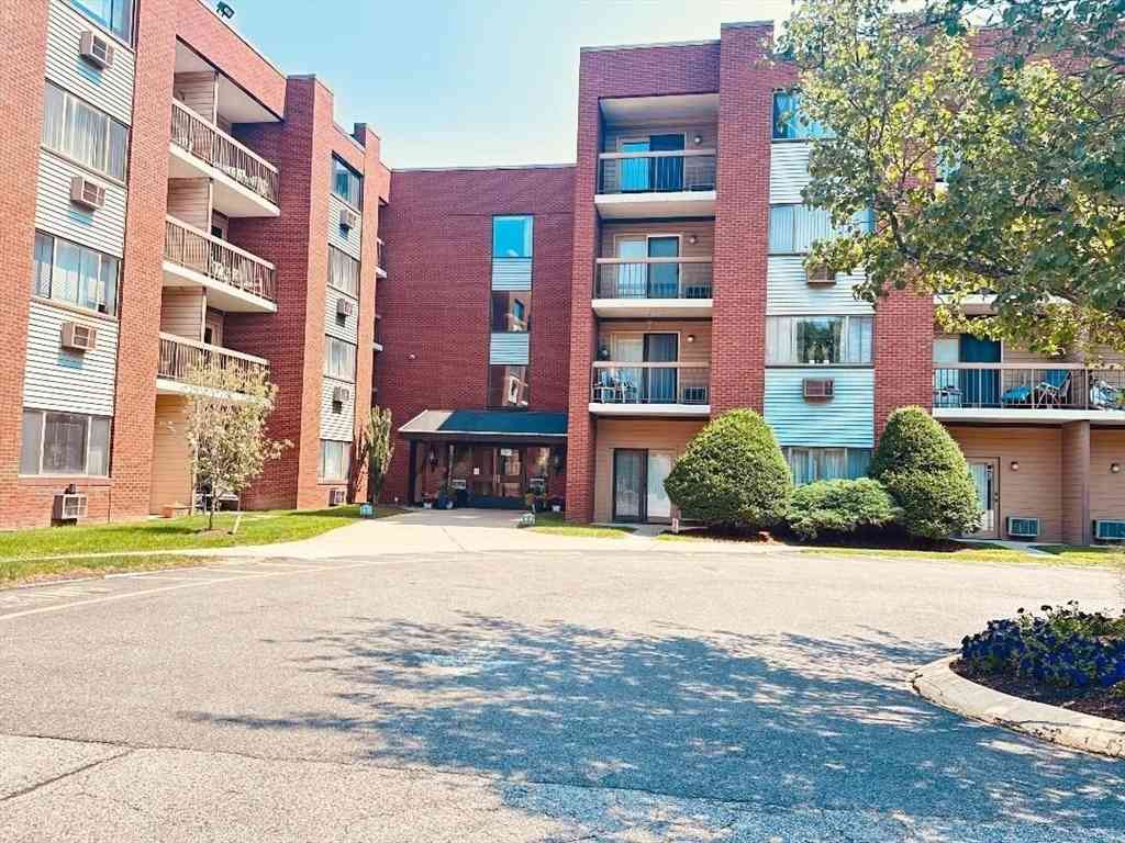 Condo For Rent - 4975 Washington St #301<br/> Boston, MA 02132