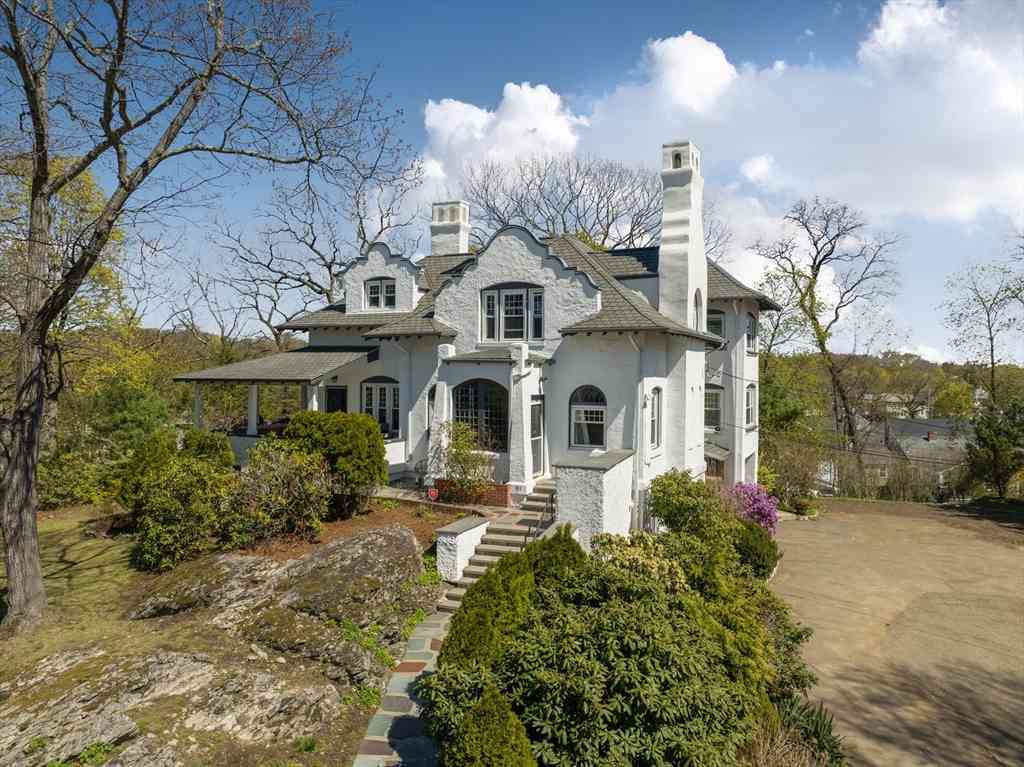 Homes For Rent - 52 Rockledge Rd<br/> Newton, MA 02461