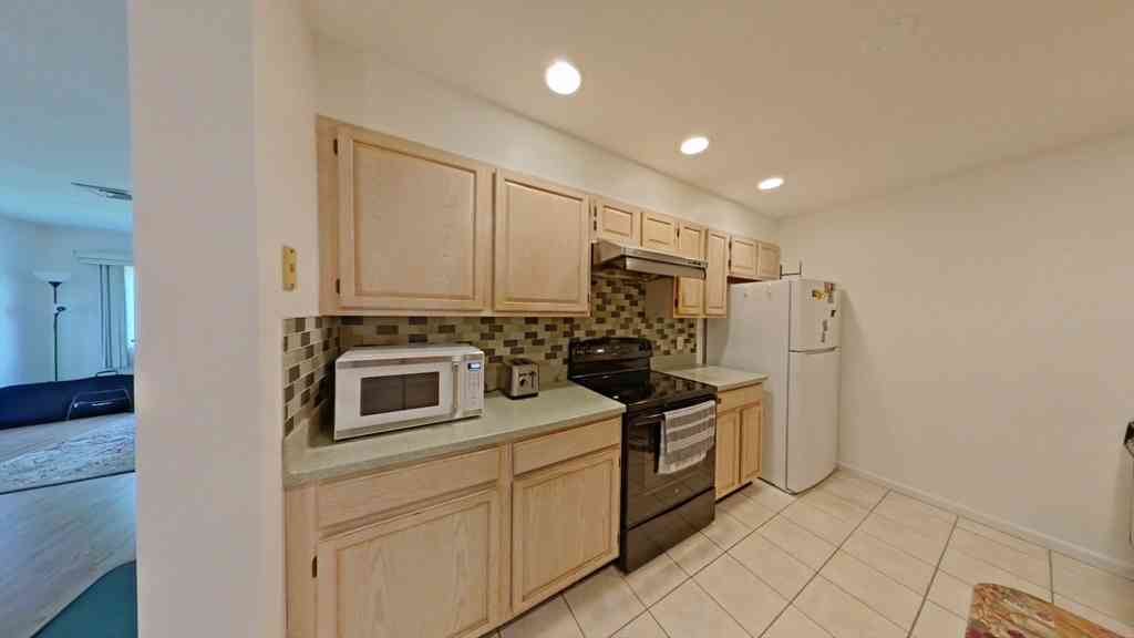 Condo For Rent - 85 E Squantum #11<br/> Quincy, MA 02171