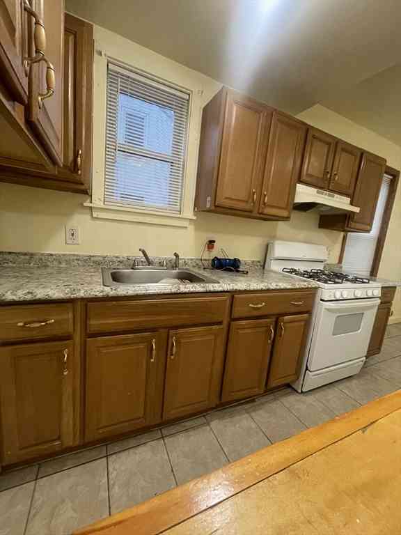 Apartment For Rent - 51 Timson St #1<br/> Essex County, Lynn, MA 01902