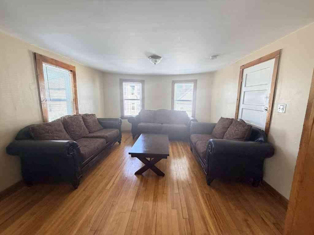 Apartment For Rent - 91 Ward St #2<br/> Worcester, MA 01610