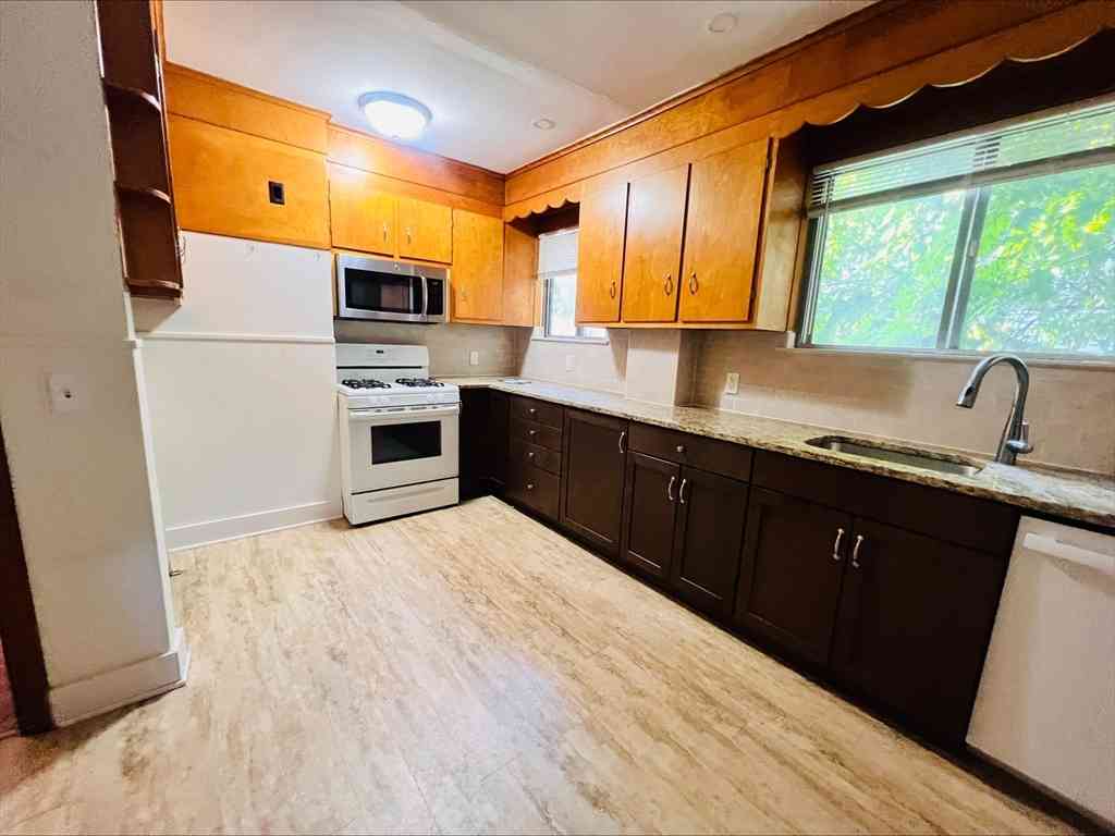 Condo For Rent - 16 Russell #1<br/> Newton, MA 02458