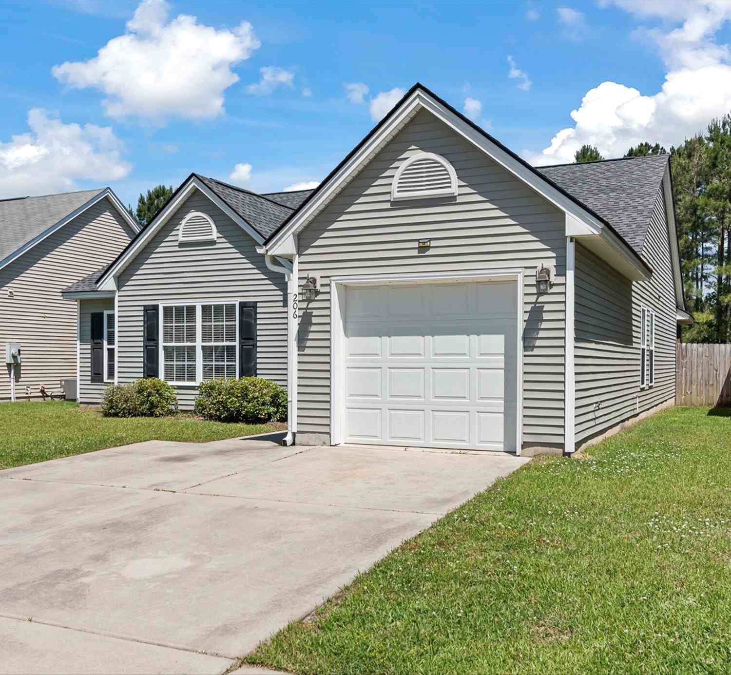 Homes For Sale - 206 Avonshire Drive<br/> Summerville, SC 29483