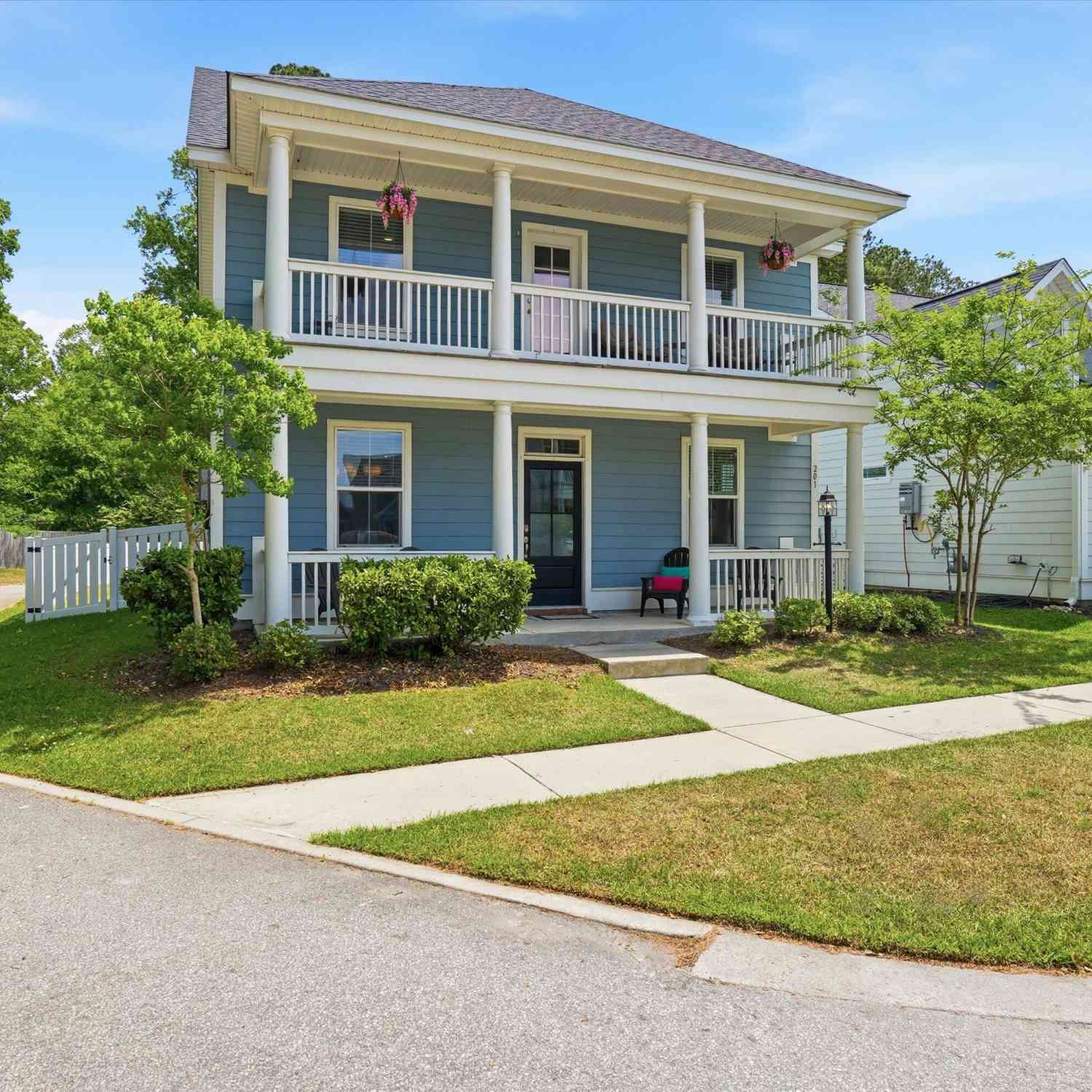 Homes For Sale - 201 Angelica Avenue<br/> Summerville, SC 29483
