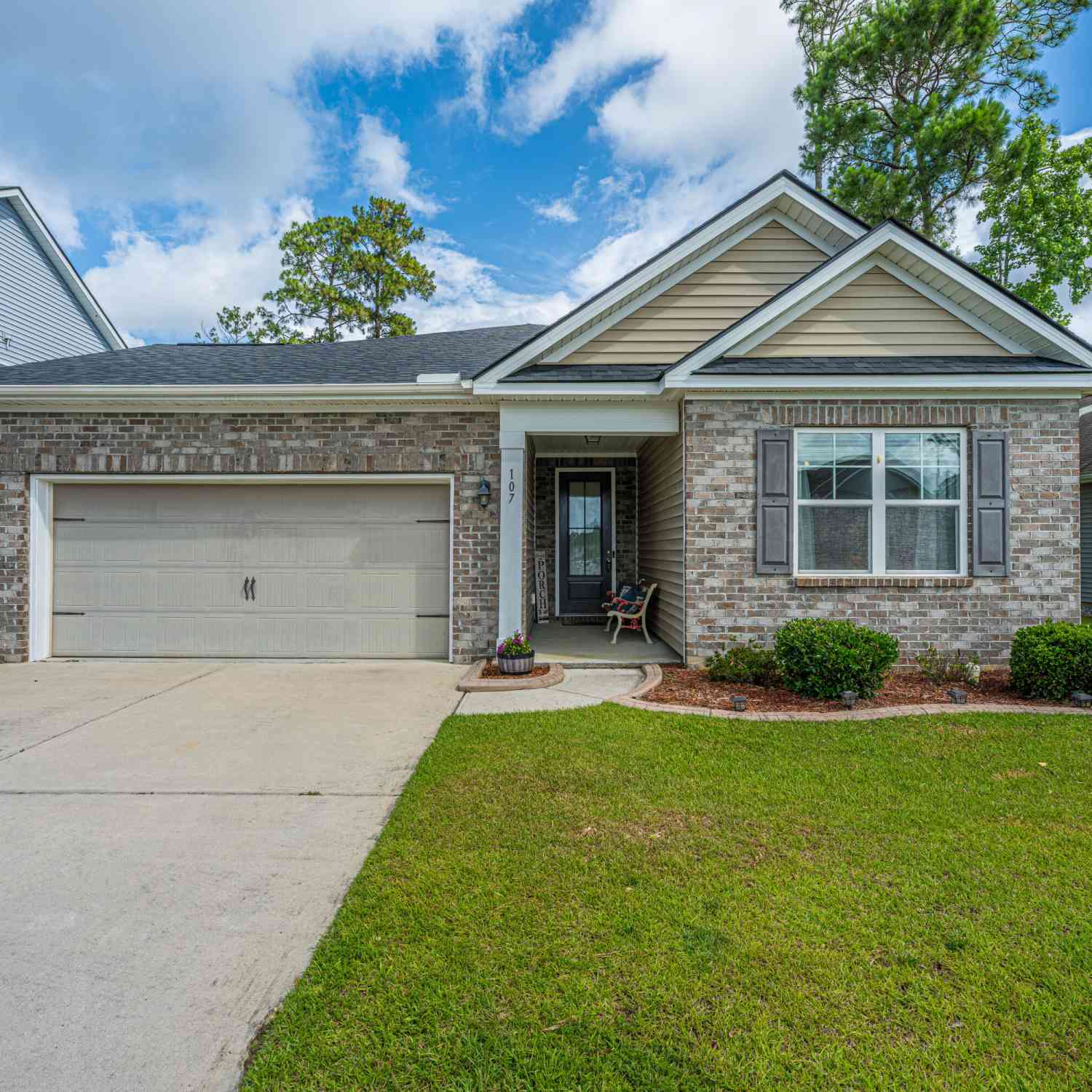 Homes For Sale - 107 Yeamans Way<br/> Summerville, SC 29483