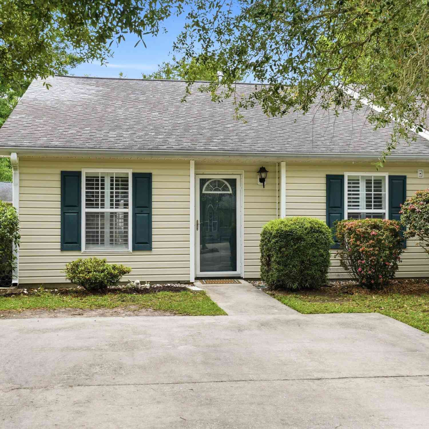 Townhouse For Sale - 1689 Dexter Lane<br/> Charleston, SC 29412