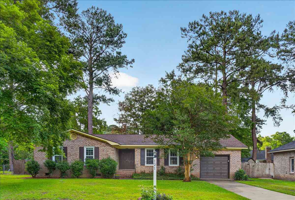 Homes For Sale - 121 Three Wood Lane<br/> Summerville, SC 29483