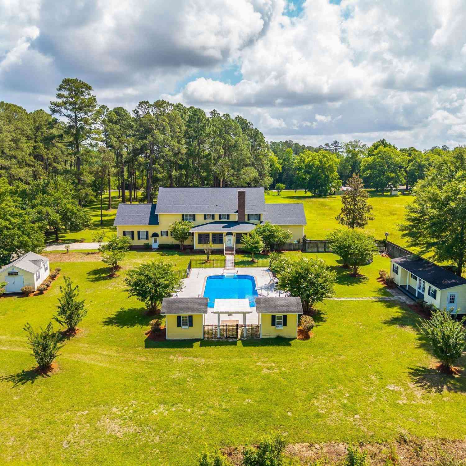 Homes For Sale - 905 W Raysor Street<br/> Saint George, SC 29477