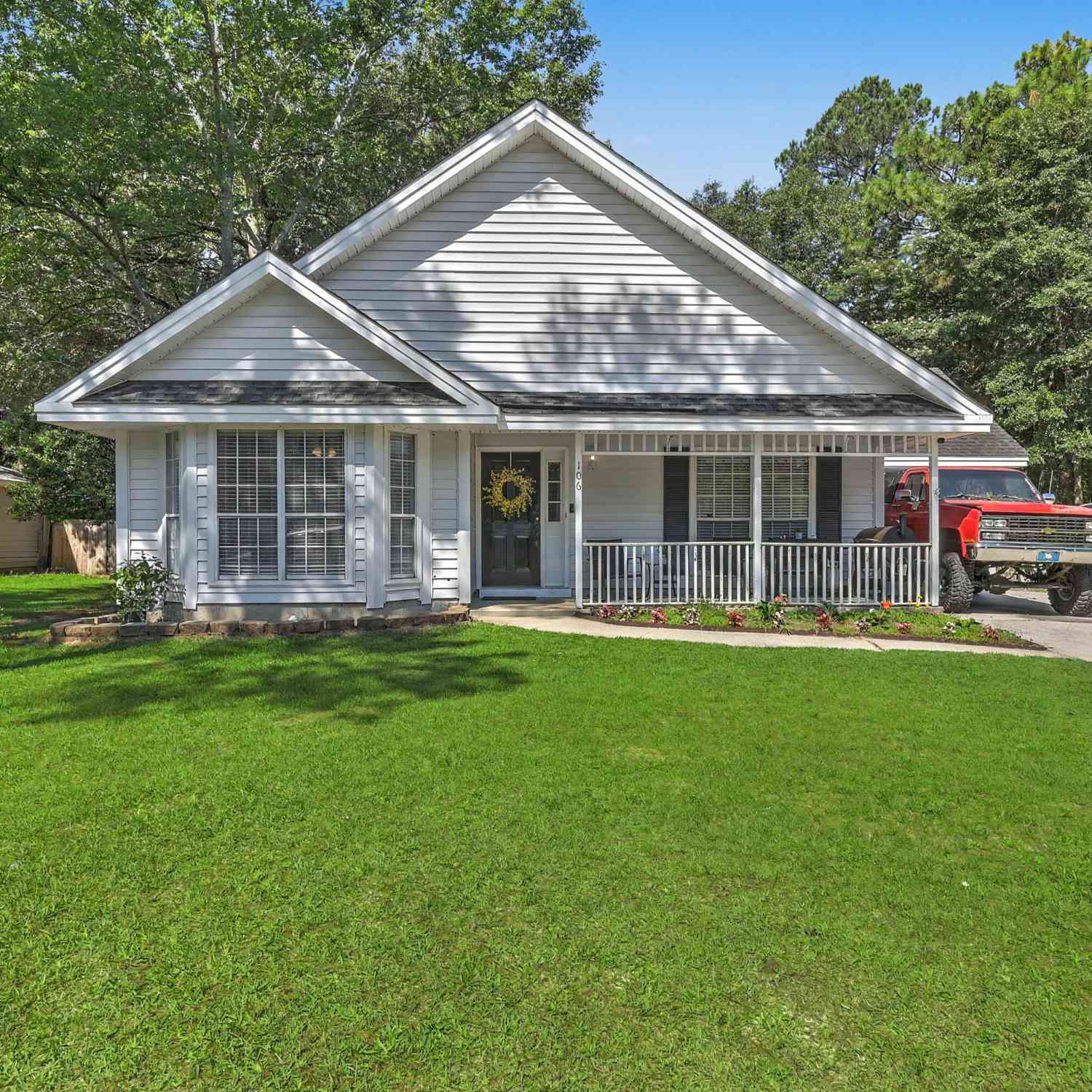 Homes For Sale - 106 Bradd Street<br/> Summerville, SC 29483