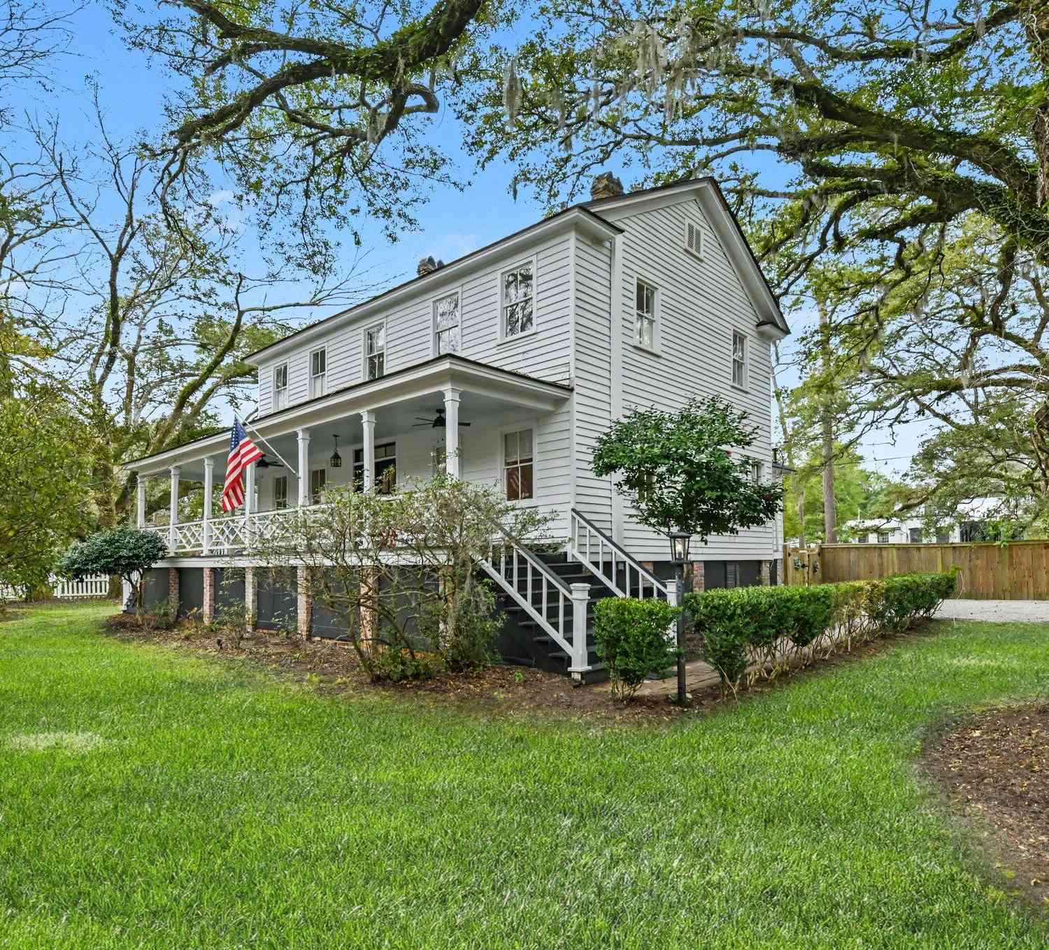 Homes For Rent - 216 W Carolina Avenue<br/> Summerville, SC 29483