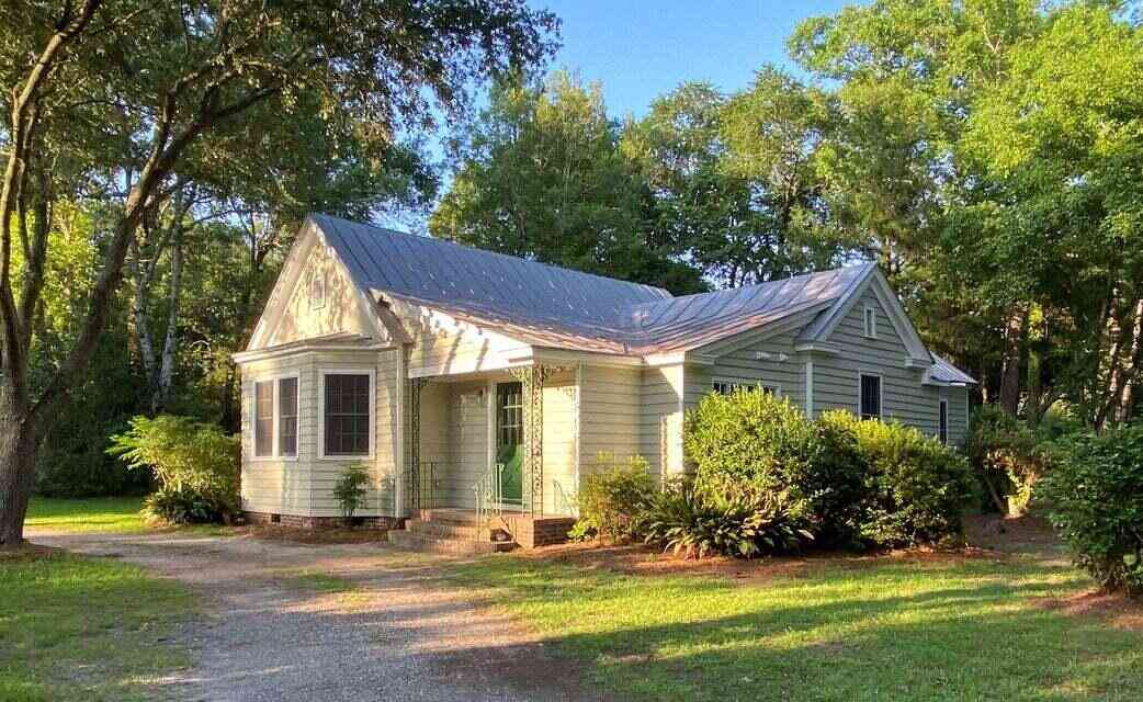 Homes For Rent - 207 W Carolina Avenue<br/> Summerville, SC 29483