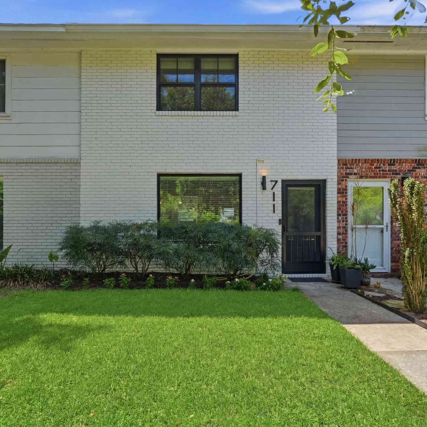 Townhouse For Sale - 711 Center Street<br/> Mount Pleasant, SC 29464