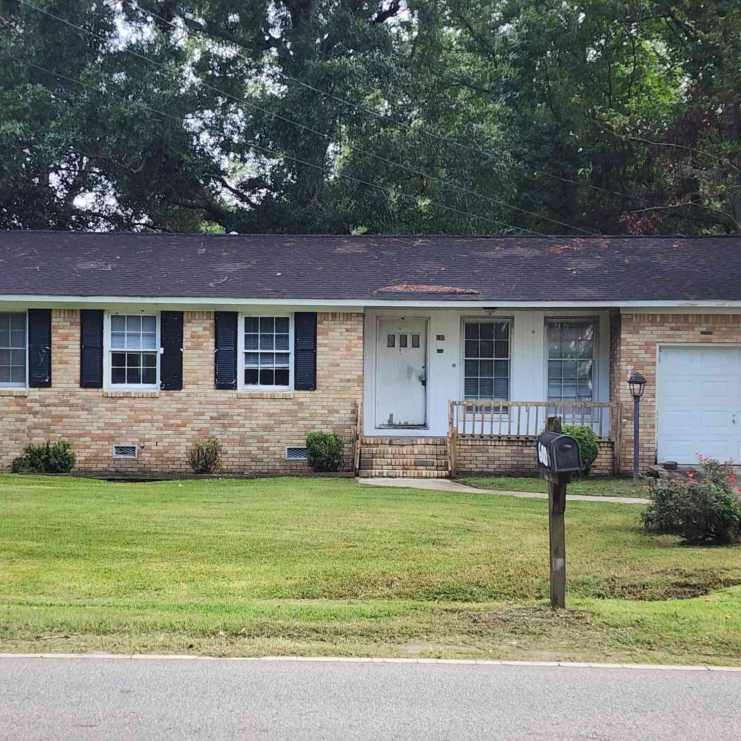 Homes For Sale - 600 E 3rd North Street<br/> Summerville, SC 29485