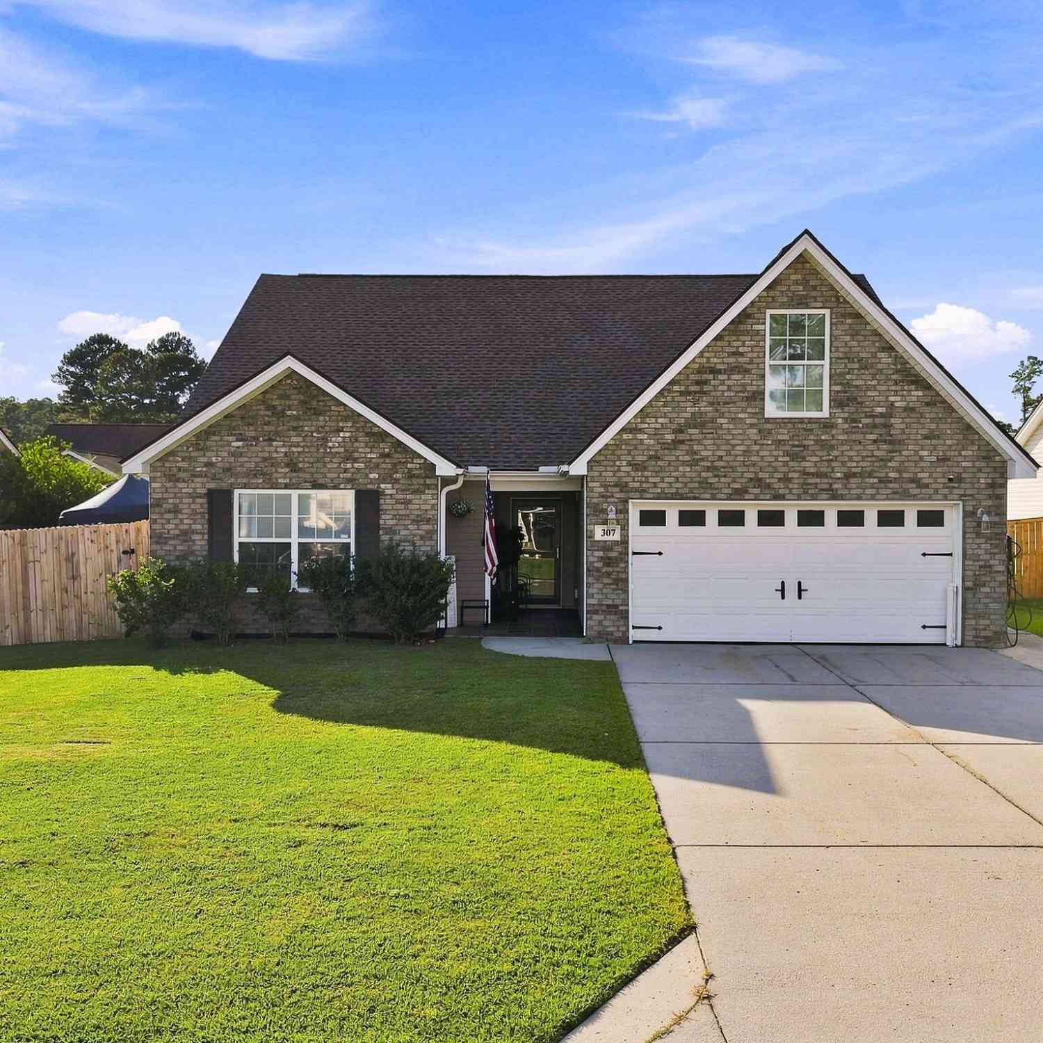 Homes For Sale - 307 Springdale Court<br/> Summerville, SC 29486