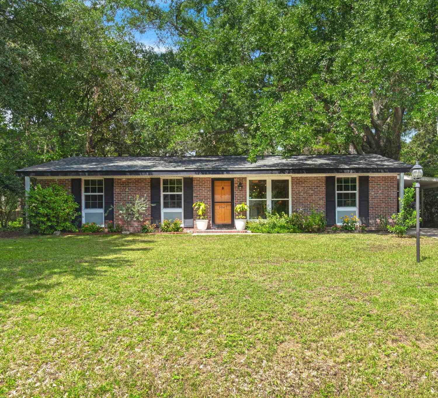 Homes For Sale - 1047 Honeysuckle Lane<br/> Charleston, SC 29412