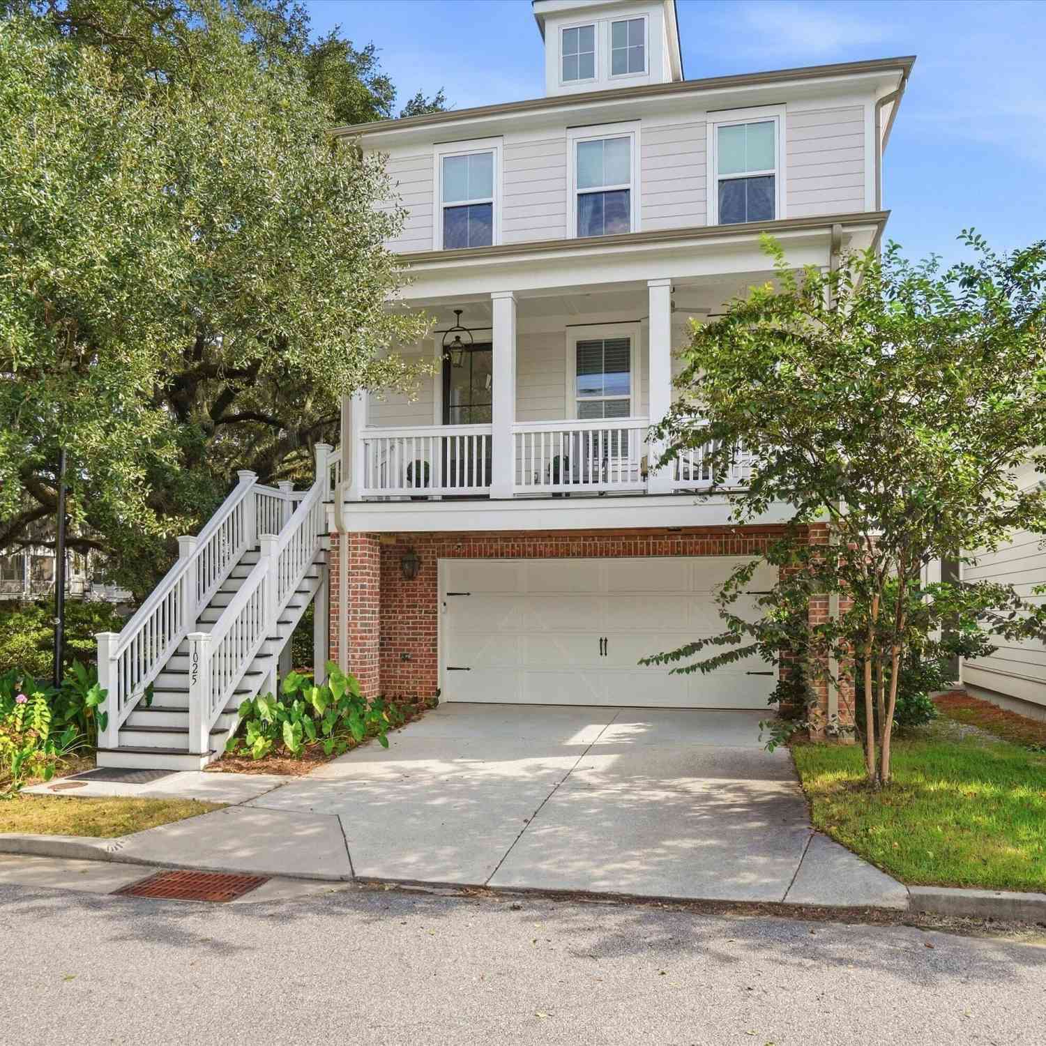 Homes For Sale - 1025 Avenue Of Oaks<br/> Charleston, SC 29407