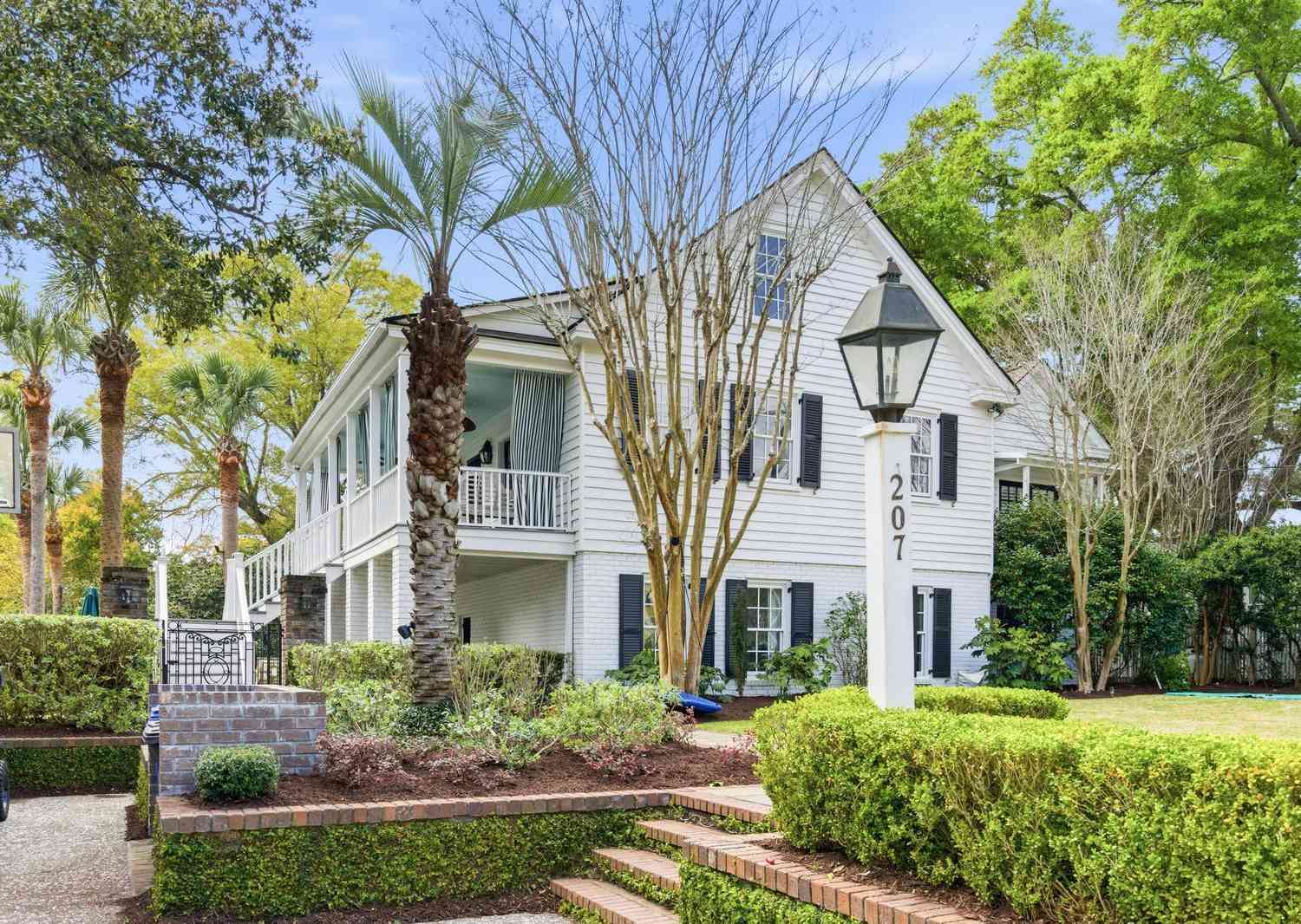 Homes For Sale - 207 Pitt Street<br/> Mount Pleasant, SC 29464