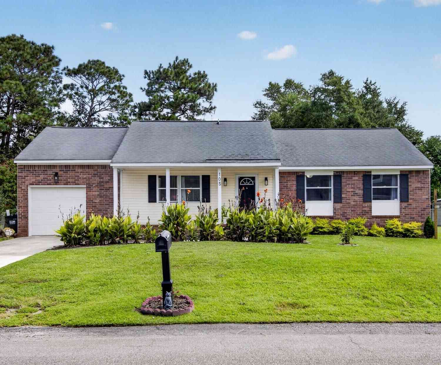 Homes For Sale - 105 Ewell Court<br/> Summerville, SC 29486