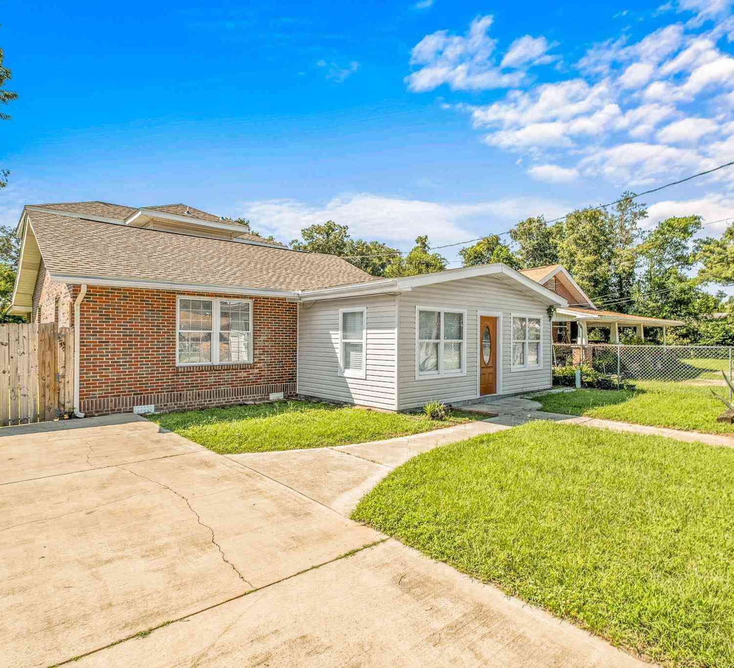 Homes For Sale - 805 N Kirk St<br/> Pensacola, FL 32505