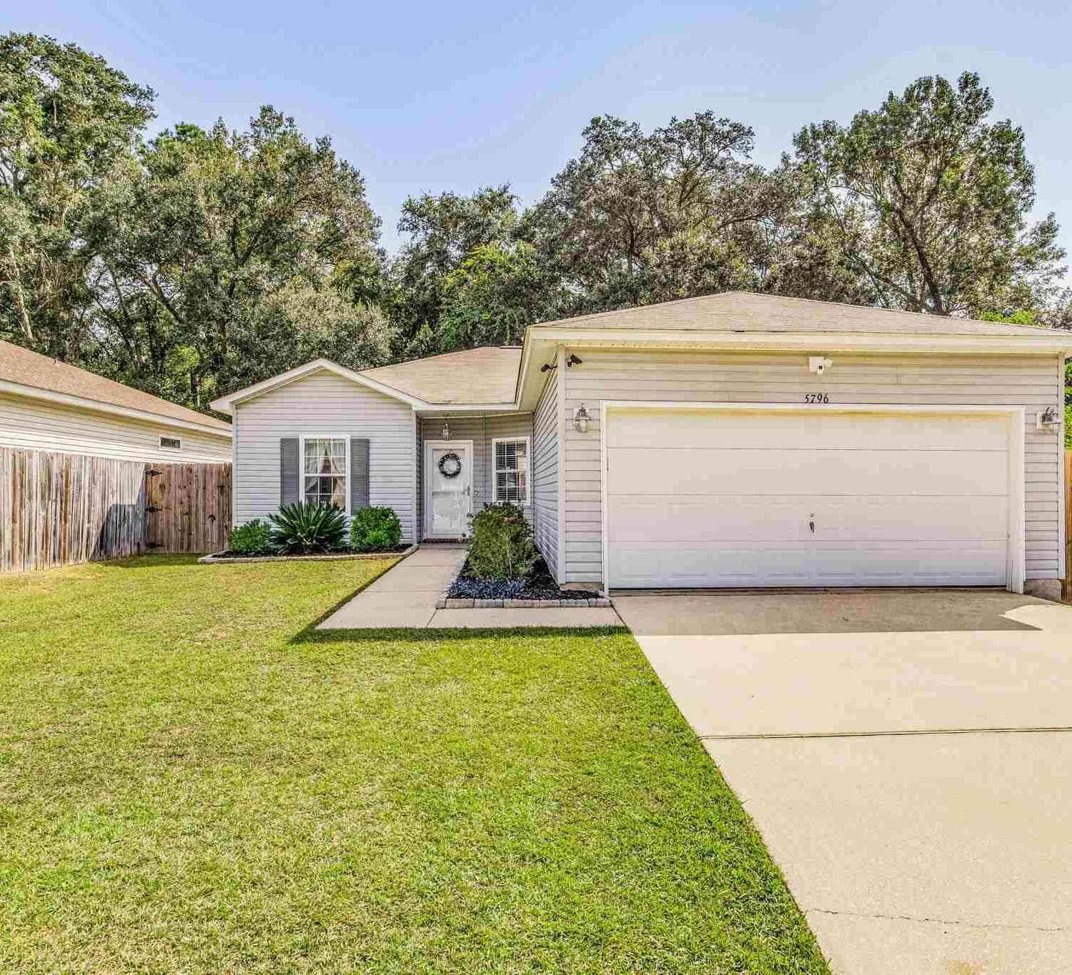 Homes For Sale - 5796 Dandelion Ln<br/> Pensacola, FL 32526