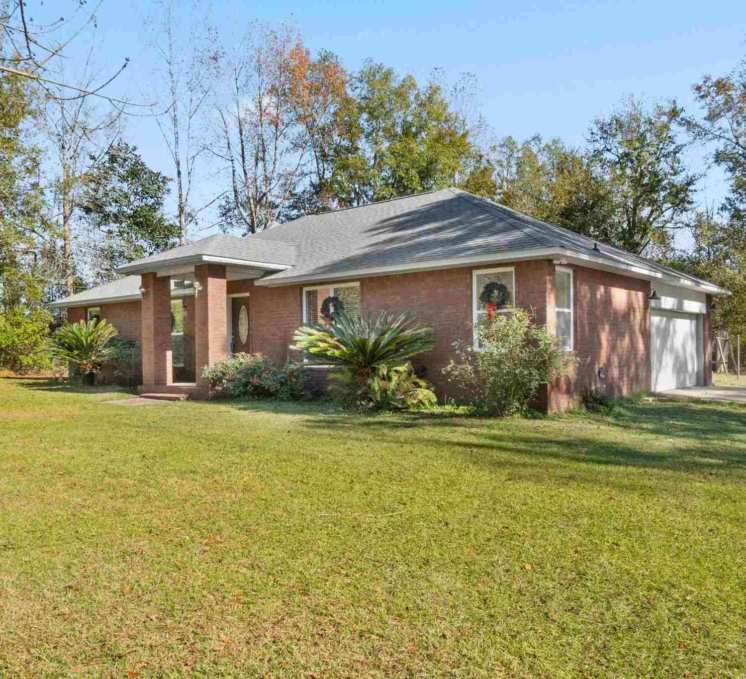 Homes For Sale - 33 Coweta Rd<br/> Cantonment, FL 32533