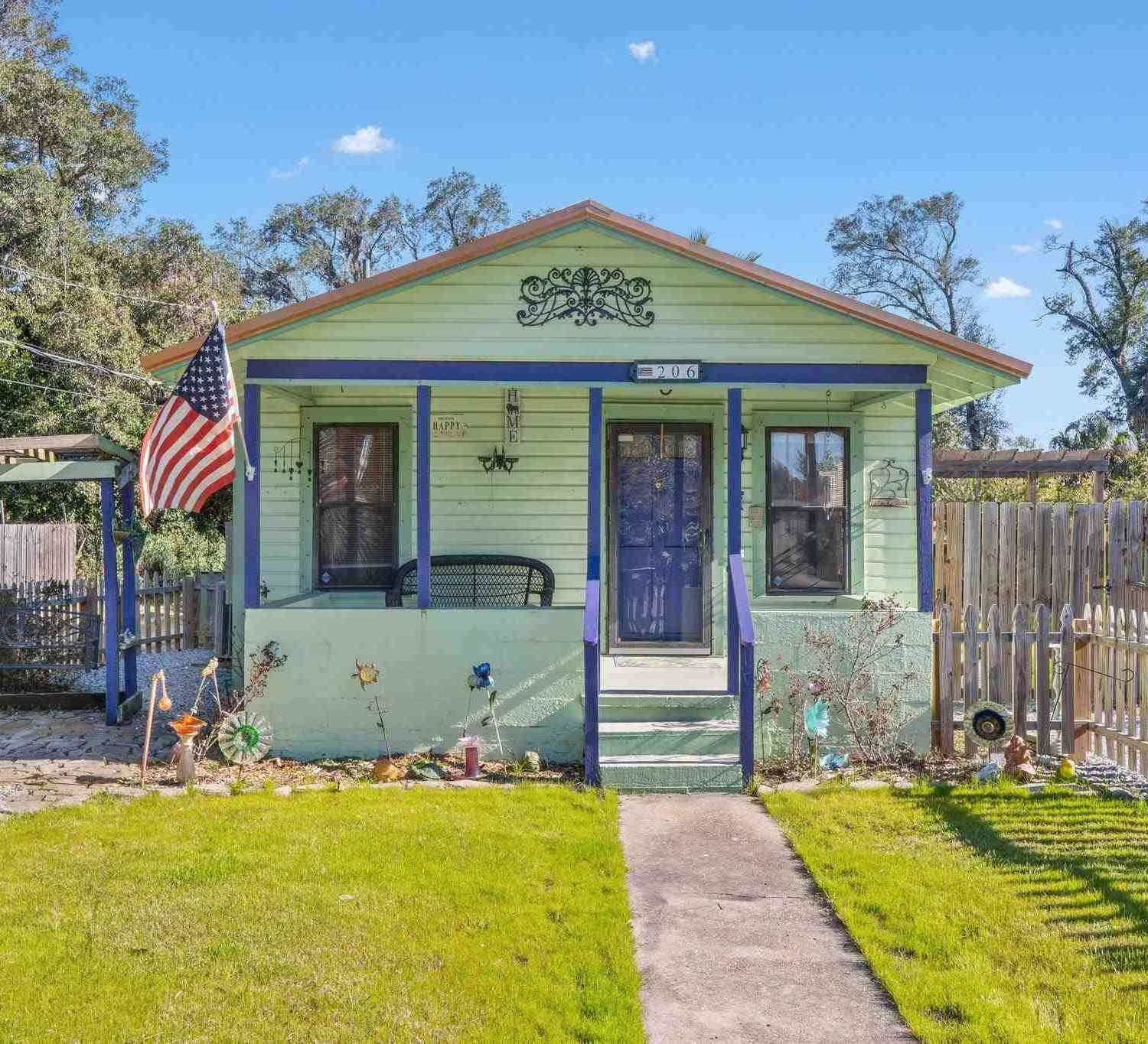 Homes For Sale - 206 Broadmoor Ln<br/> Pensacola, FL 32507