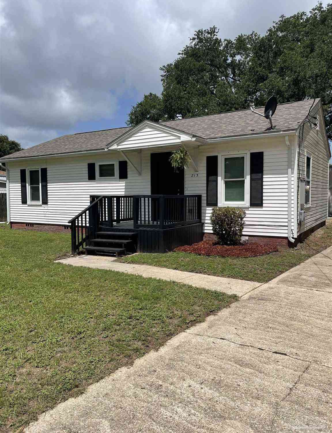 Homes For Sale - 213 NW Gilliland Rd<br/> Pensacola, FL 32507