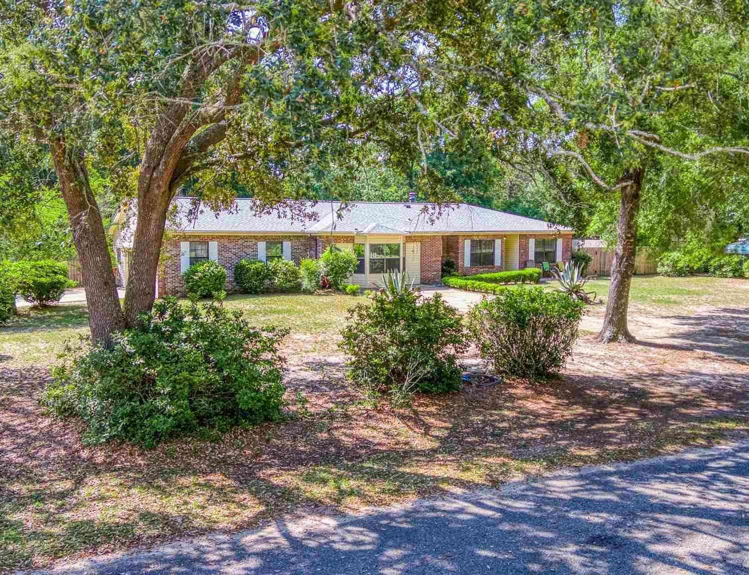 Homes For Sale - 5458 Cynthia St<br/> Milton, FL 32583