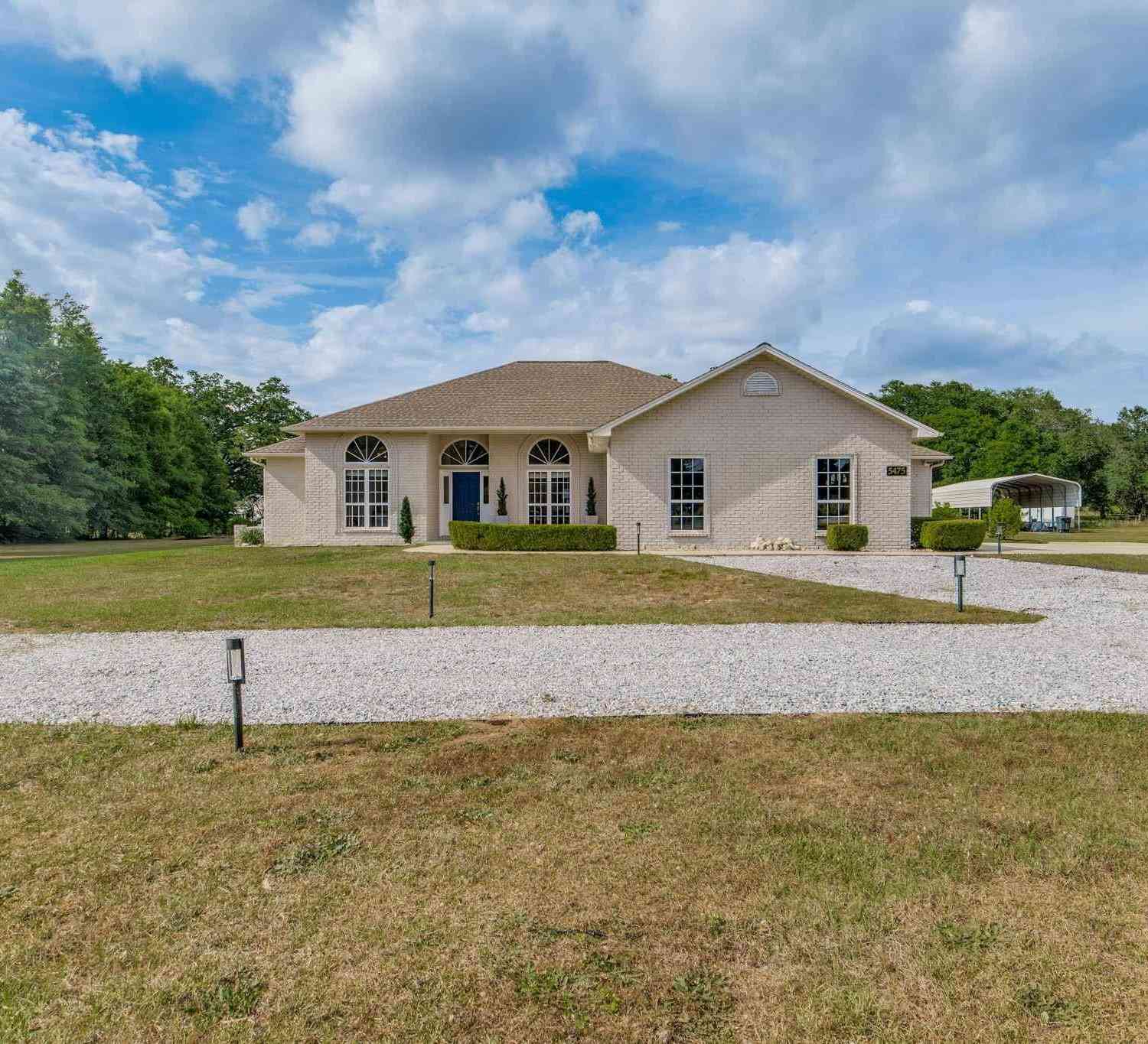 Homes For Sale - 5475 Moonlight Dr<br/> Milton, FL 32570