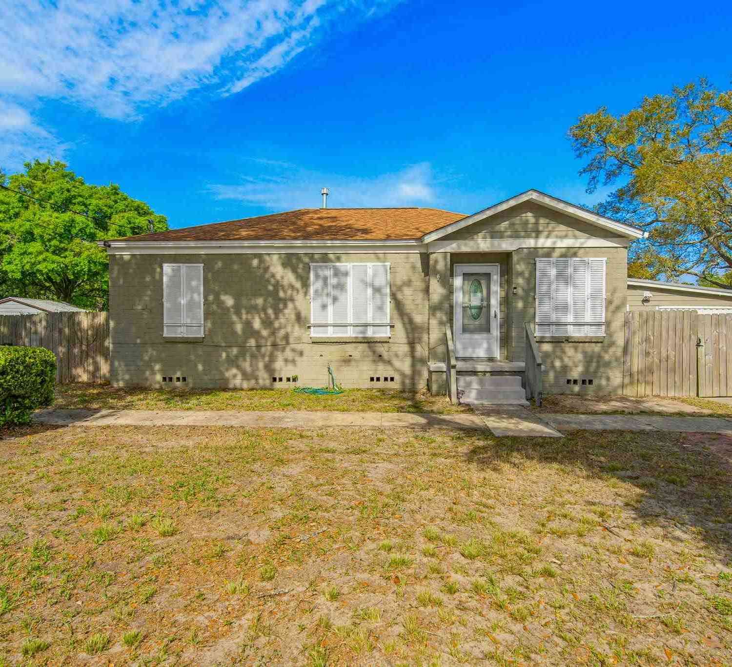 Homes For Sale - 211 NW Gilliland Rd<br/> Pensacola, FL 32507