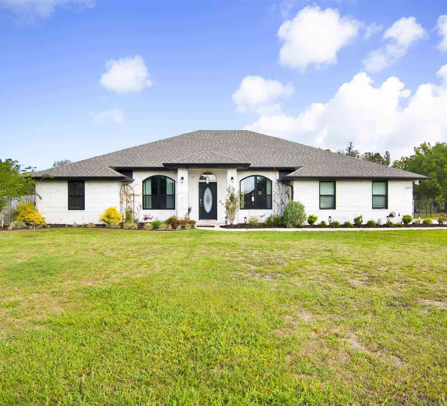 Homes For Sale - 2810 Wallace Lake Rd<br/> Pace, FL 32571