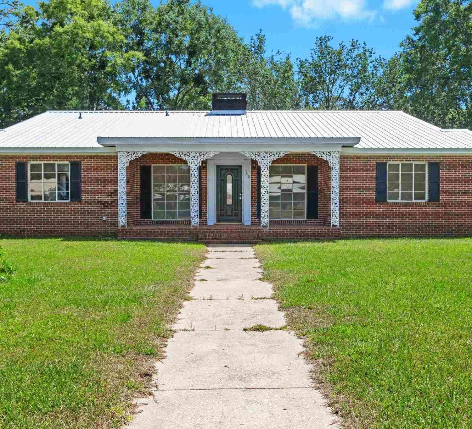Homes For Sale - 402 E Poplar St<br/> Atmore, AL 36502