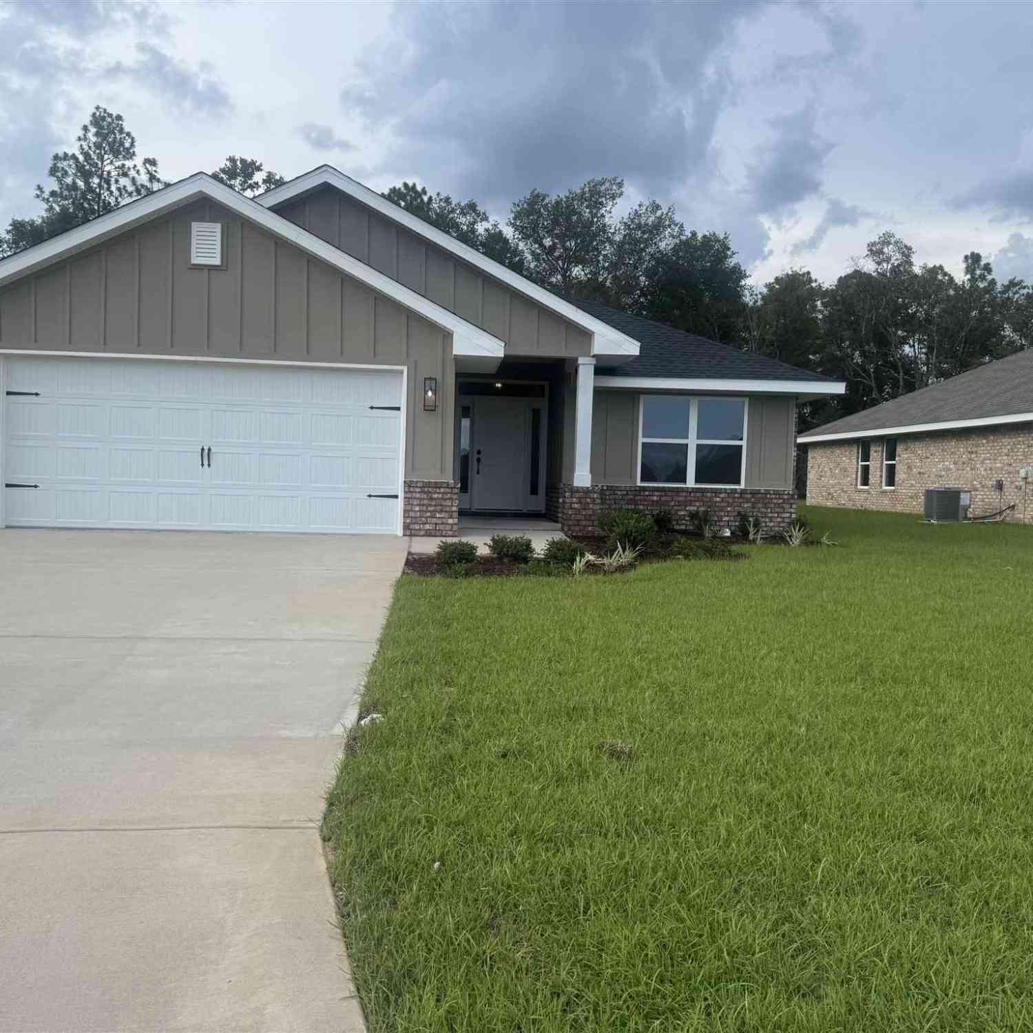 Homes For Sale - 5290 Hidden Pines Cir<br/> Milton, FL 32583