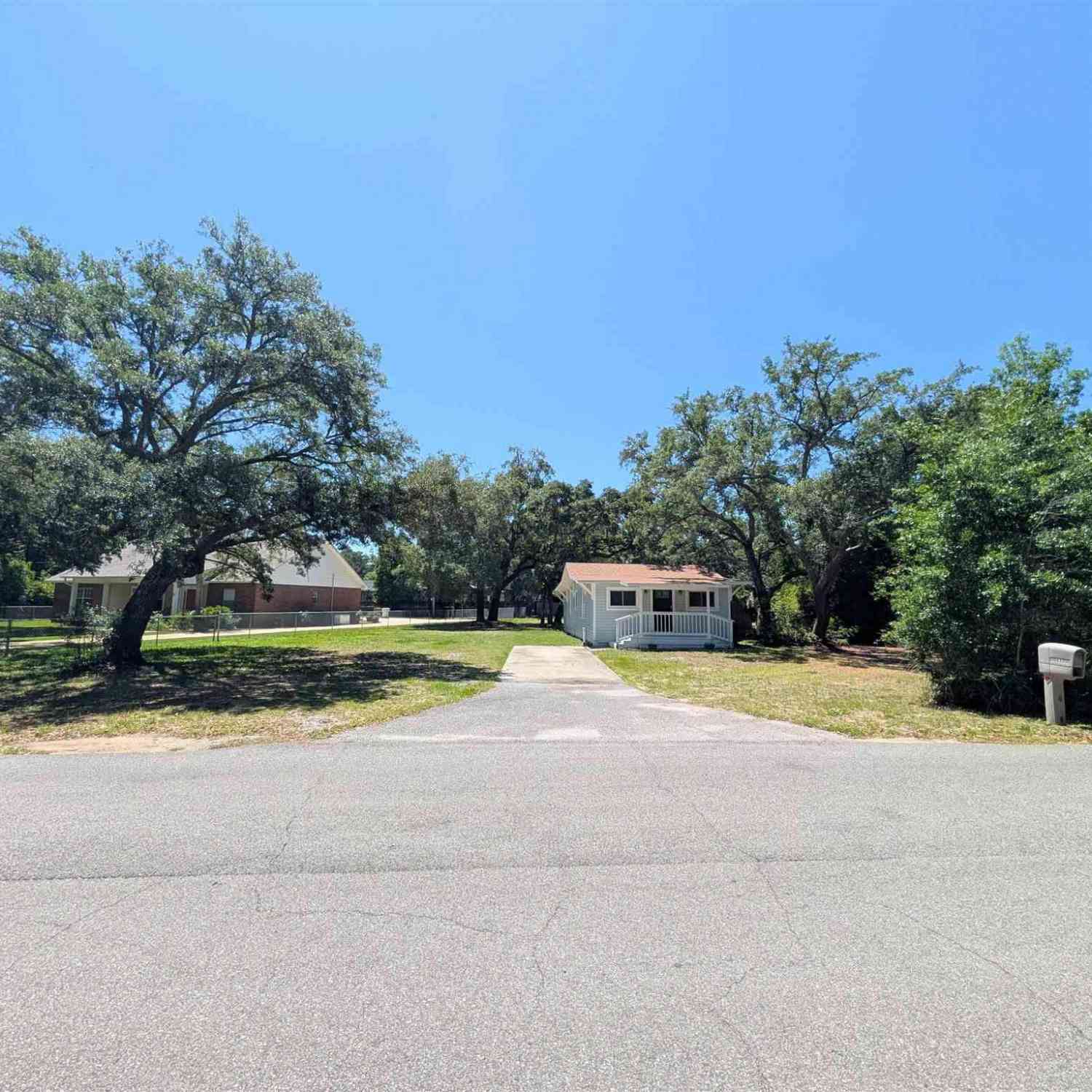 Homes For Sale - 4917 Hickory Shores Blvd<br/> Gulf Breeze, FL 32563