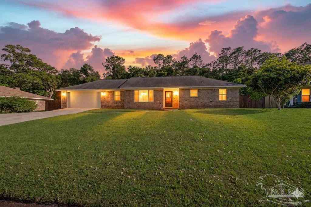 Homes For Sale - 225 Bordeaux St<br/> Pensacola, FL 32503