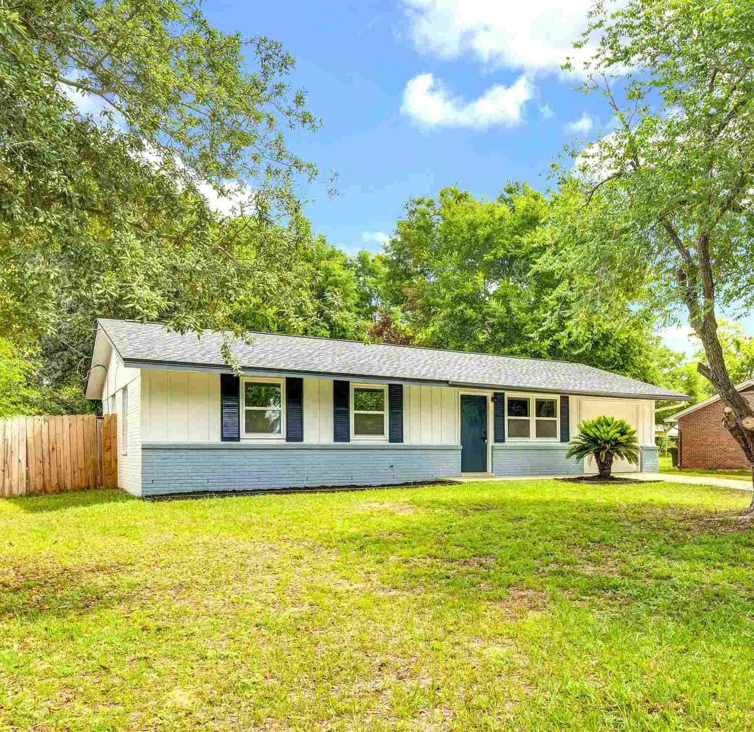 Homes For Sale - 4200 E Johnson Ave<br/> Pensacola, FL 32514