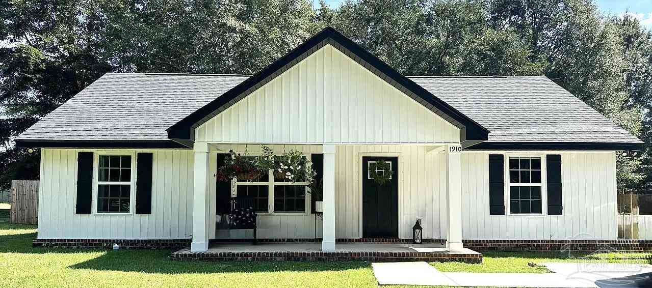 Homes For Sale - 1910 W Kingsfield Rd<br/> Cantonment, FL 32533