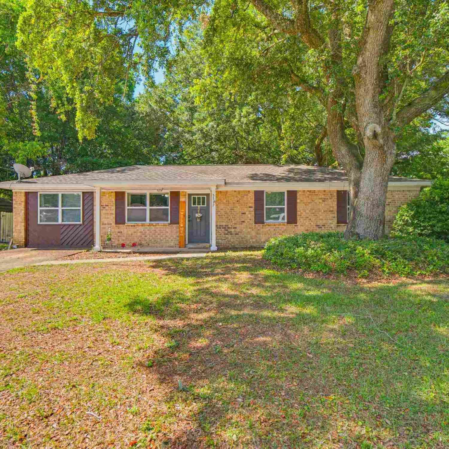 Homes For Sale - 5517 Woodcrest Dr<br/> Milton, FL 32583