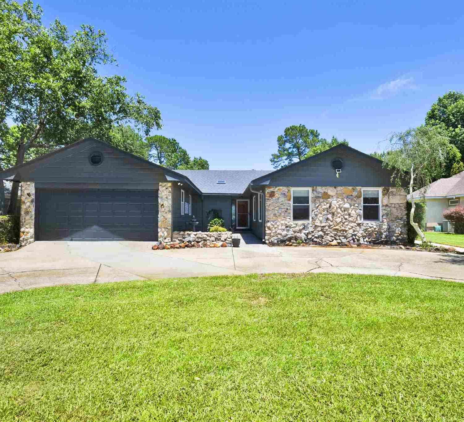 Homes For Sale - 25 Arapaho Dr<br/> Pensacola, FL 32507