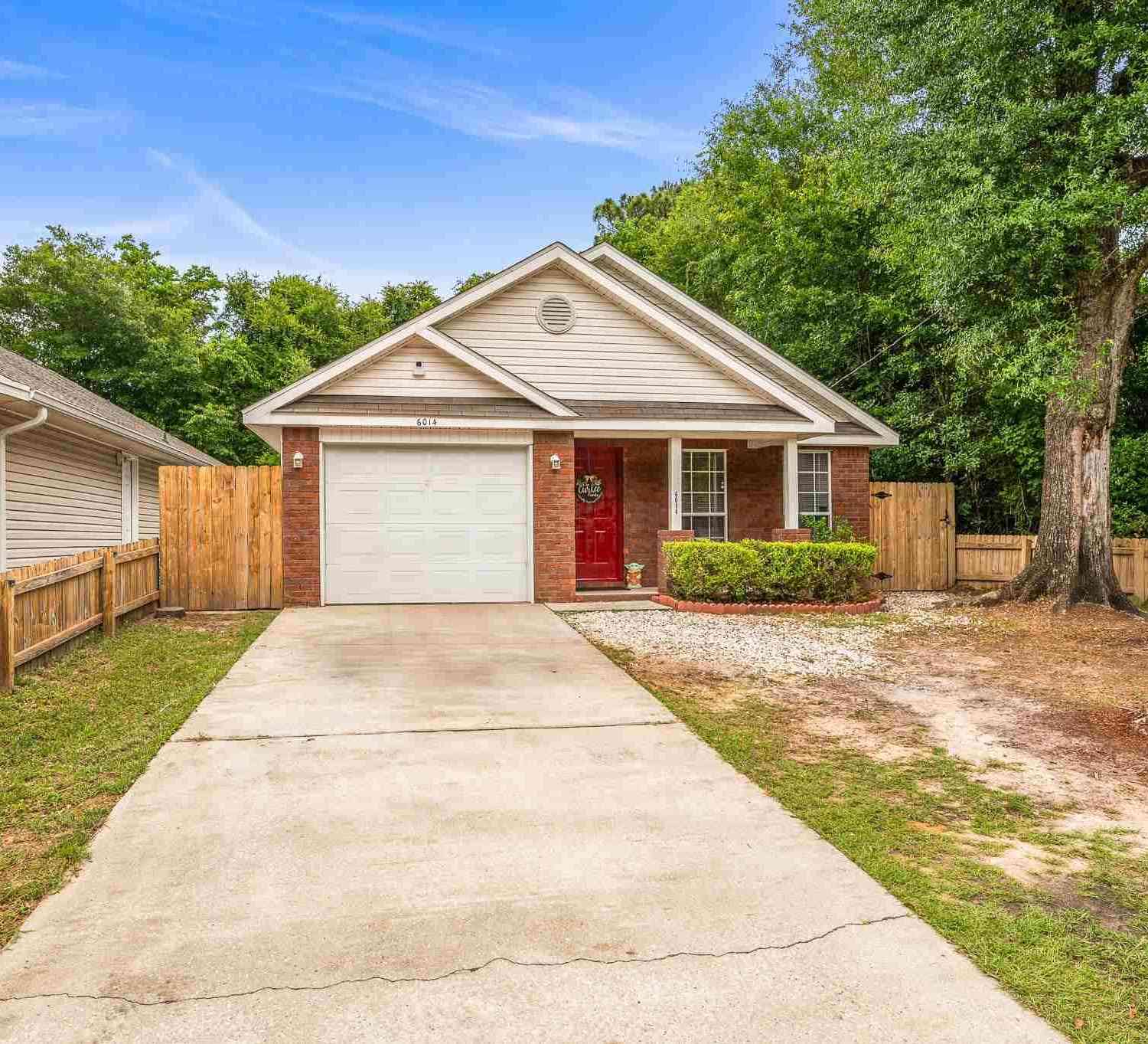 Homes For Sale - 6014 Montgomery Ave<br/> Pensacola, FL 32526