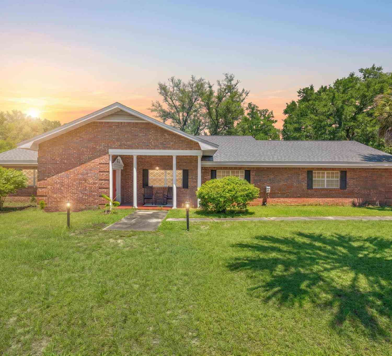 Homes For Sale - 5812 Mimosa Ave<br/> Milton, FL 32570