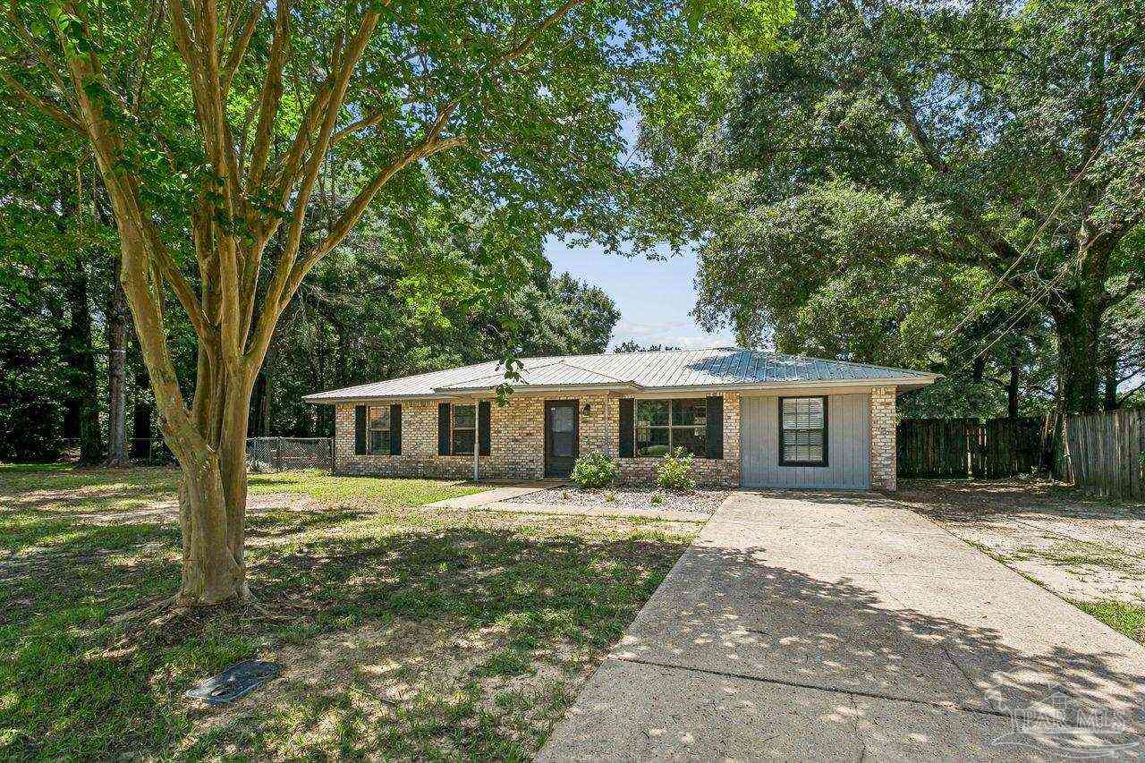 Homes For Sale - 5389 Camille Gardens Cir<br/> Milton, FL 32570