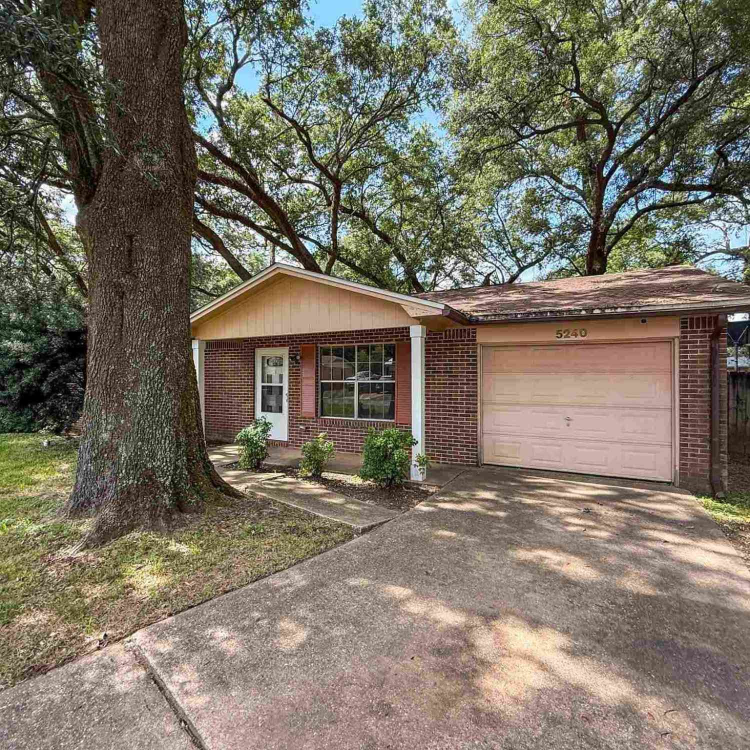 Homes For Rent - 5240 Catalina St<br/> Pace, FL 32571