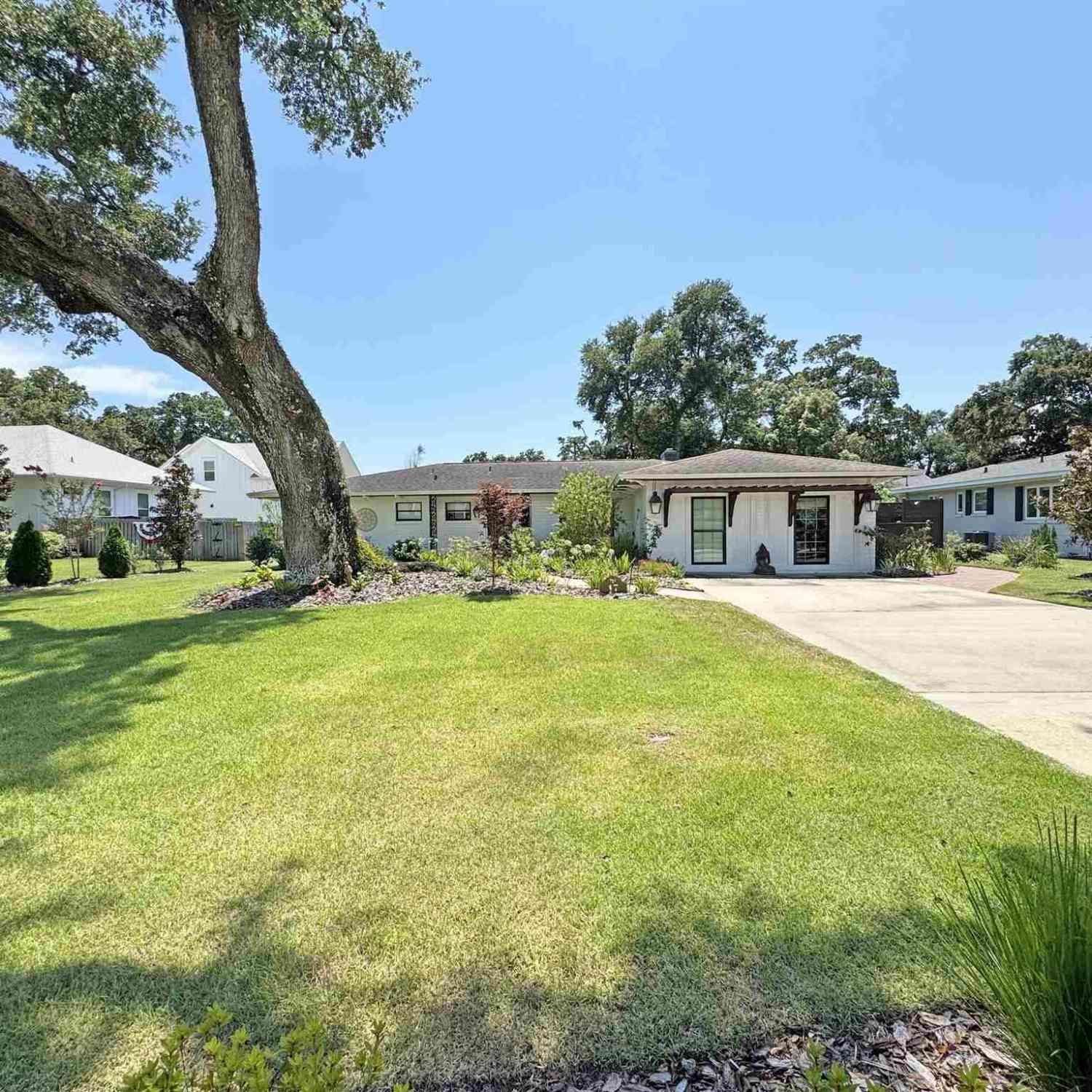 Homes For Sale - 17 Lakeside Dr<br/> Pensacola, FL 32507