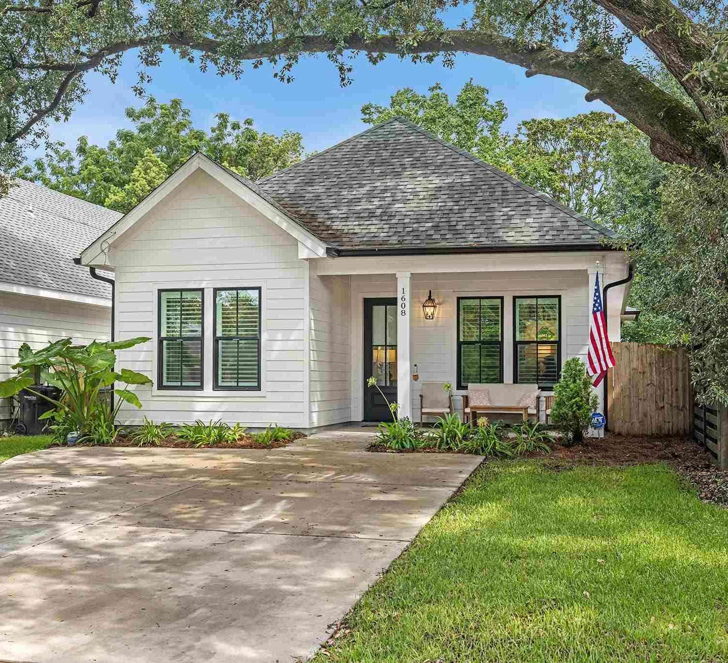 Homes For Sale - 1608 E Hernandez St<br/> Pensacola, FL 32503