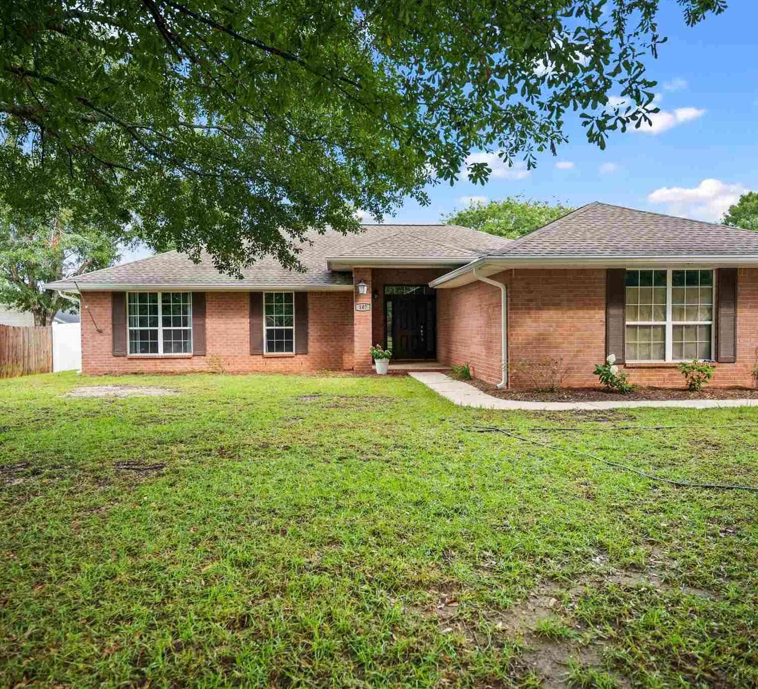 Homes For Sale - 107 Bosque Ct<br/> Cantonment, FL 32533