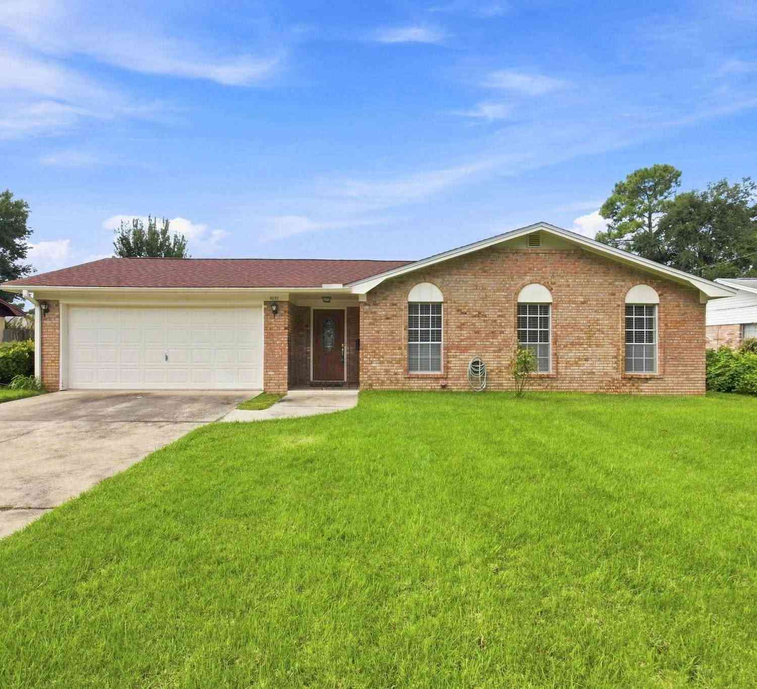 Homes For Sale - 8221 Squire Rd<br/> Pensacola, FL 32514