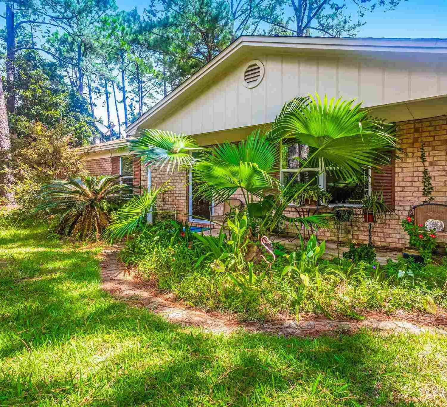 Homes For Sale - 1370 Bayshore Ct<br/> Gulf Breeze, FL 32563